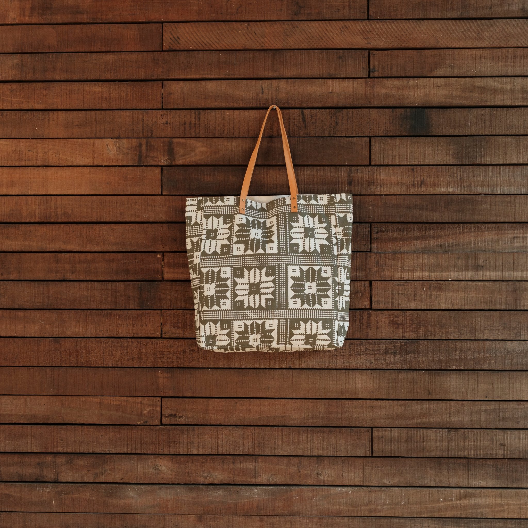 Super Tote, Seniuci Flower