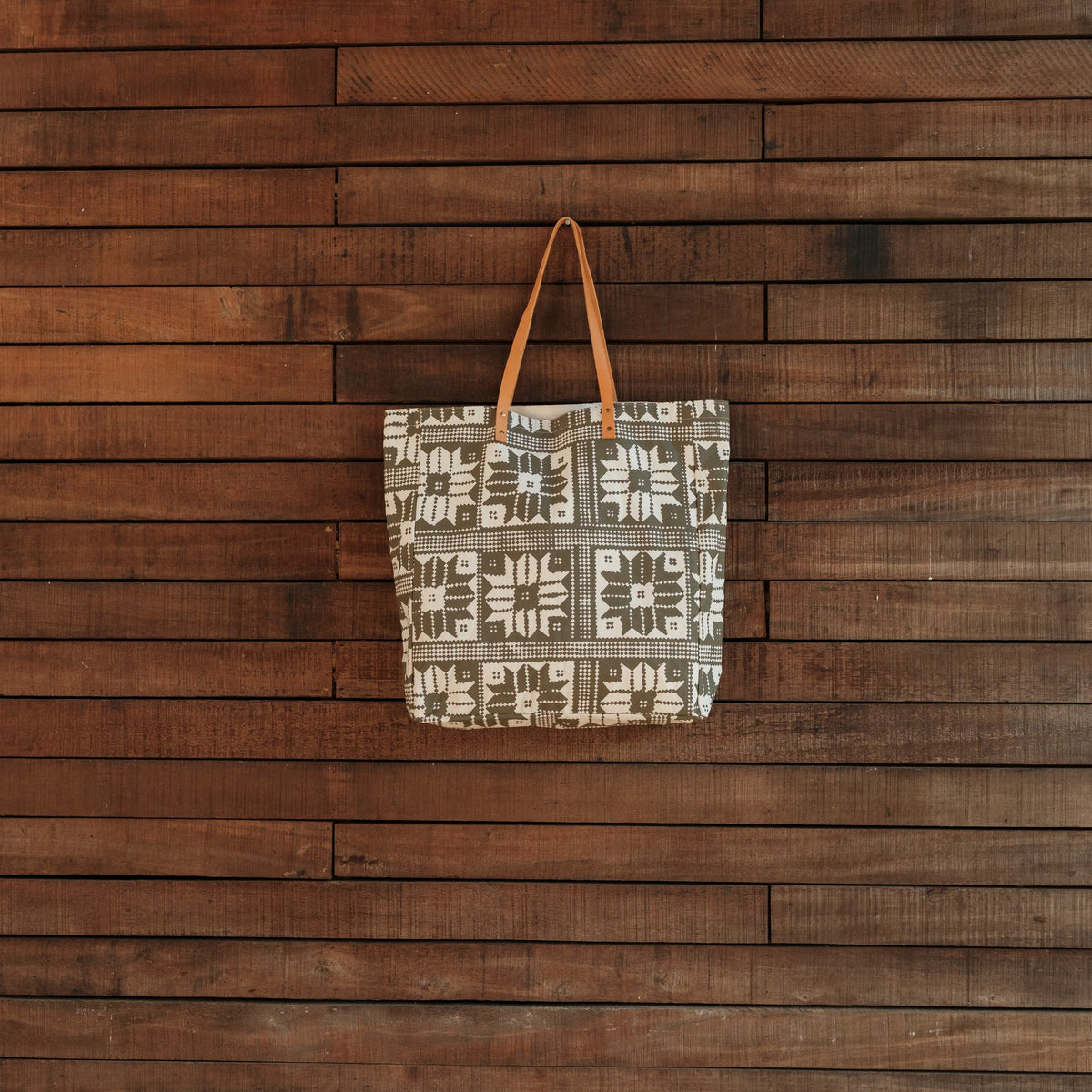 Super Tote, Seniuci Flower